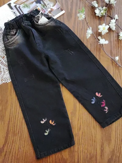 شلوار جین ذغالی طرح شاخه گل مناسب ۴ تا ۶ سال